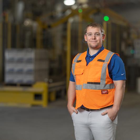 A satisfied employee of Saint-Gobain on the plant floor